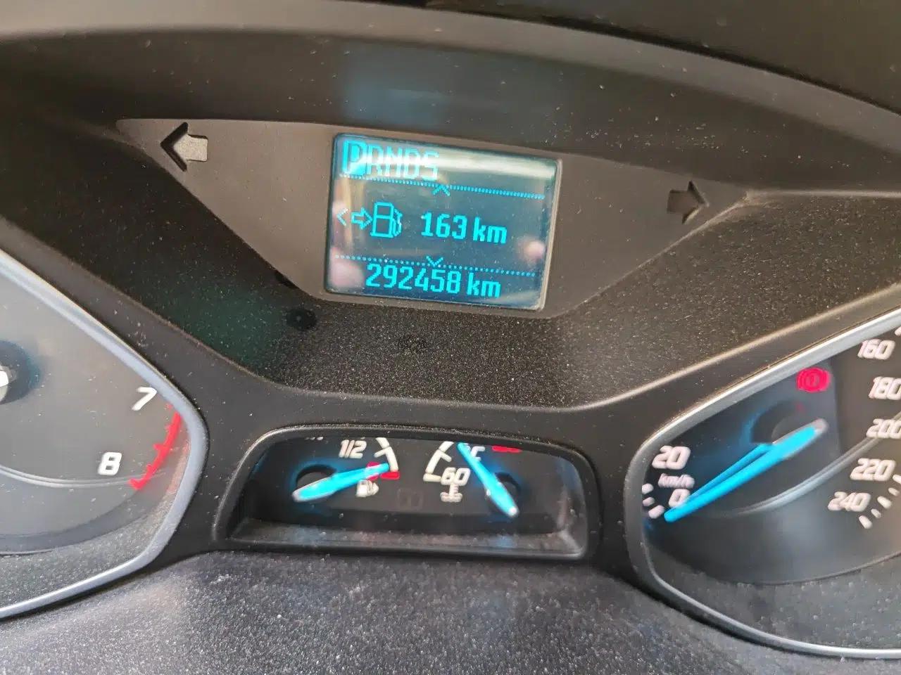 Ford Kuga 2015 1.5L GTDi Two-Wheel-Drive Comfort Model — миниатюра 12