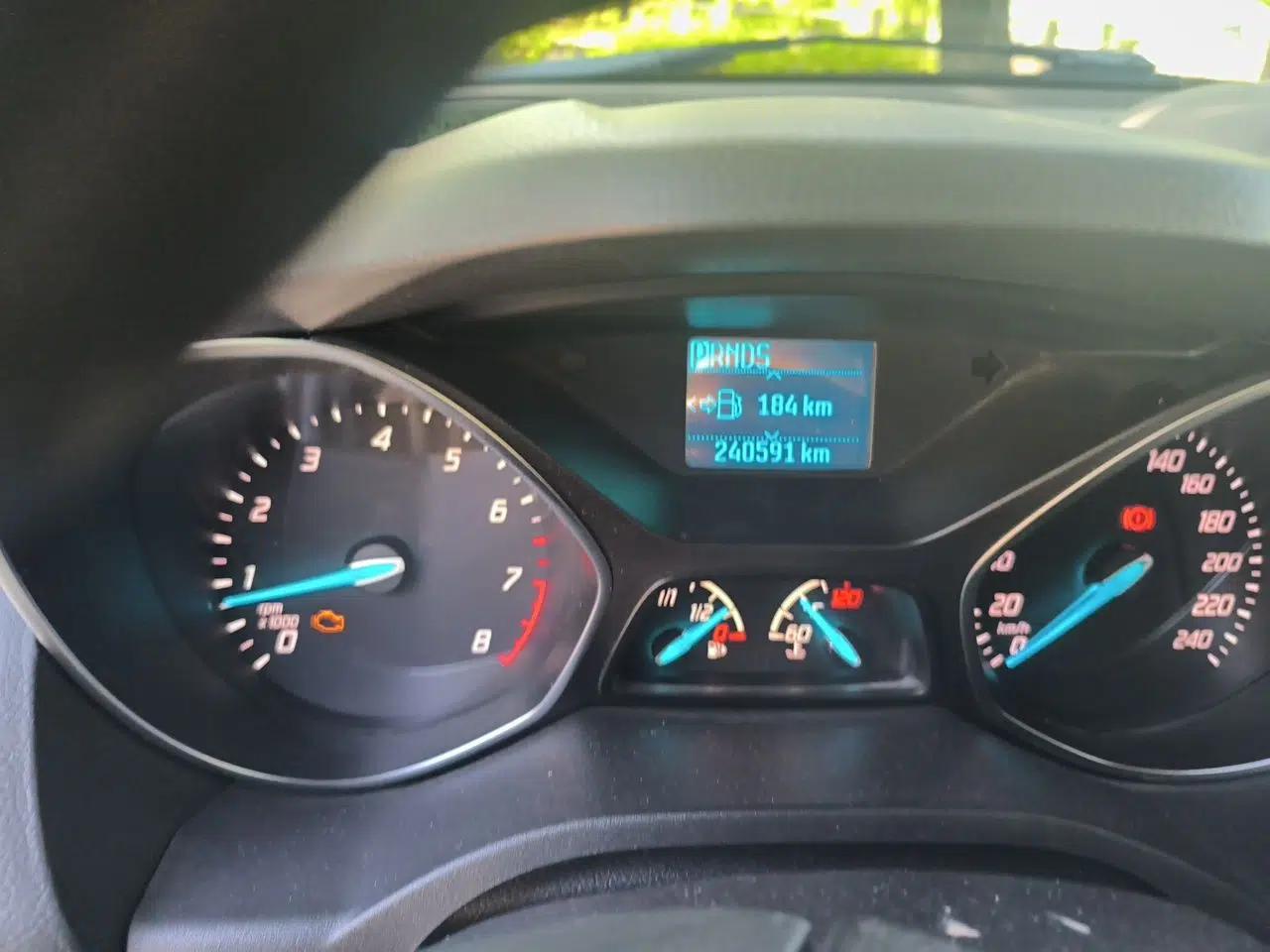 Ford Kuga 2015 1.5L GTDi Two-Wheel-Drive Comfort Model — миниатюра 12