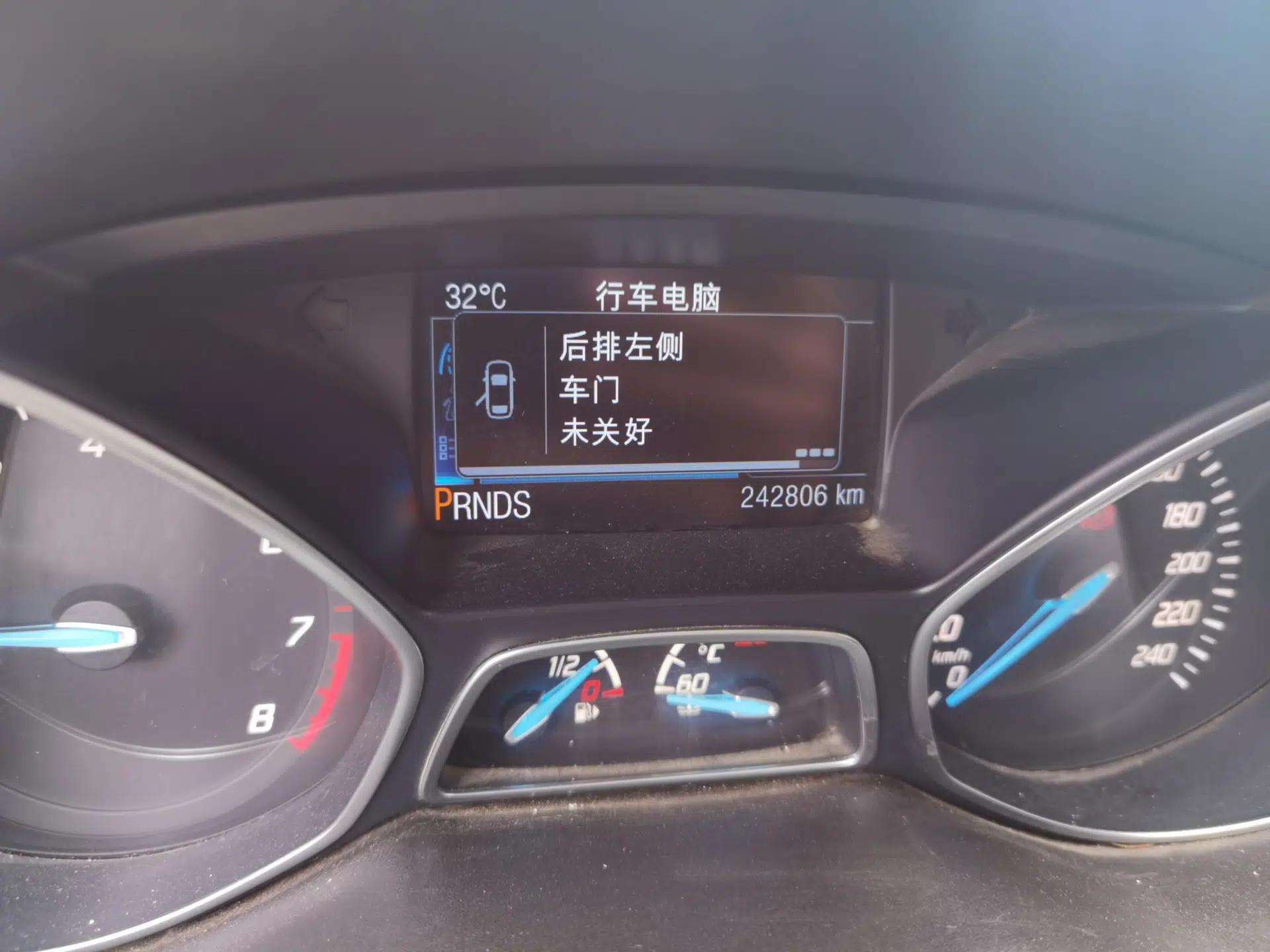 Ford Kuga 2015 1.5L GTDi Four-Wheel-Drive Elite Model — миниатюра 12