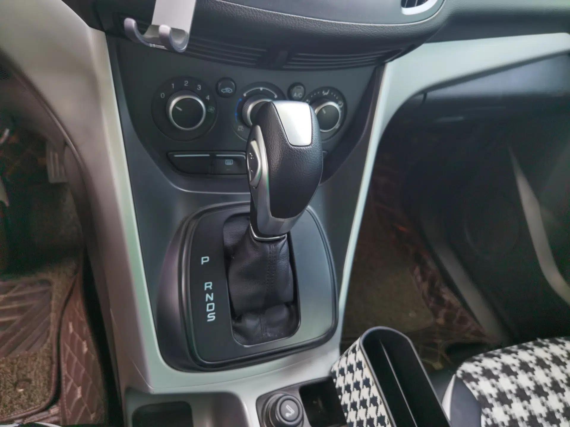 Ford Kuga 2013 1.6L GTDi Two-Wheel-Drive Comfort Model — миниатюра 14
