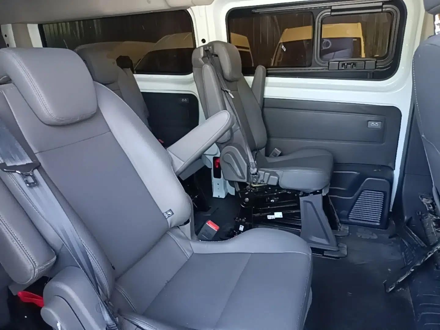 Ford Transit 2019 2.0T Diesel Commercial & Travel Mid-axle Mid-roof 9-Seater China VI — миниатюра 25