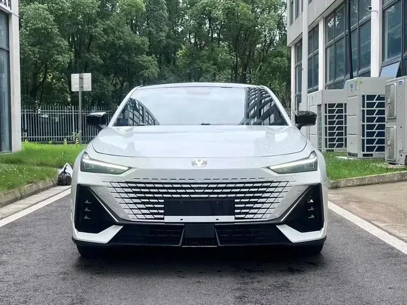 Changan UNI-V 2022 1.5T Premium Edition — миниатюра 2