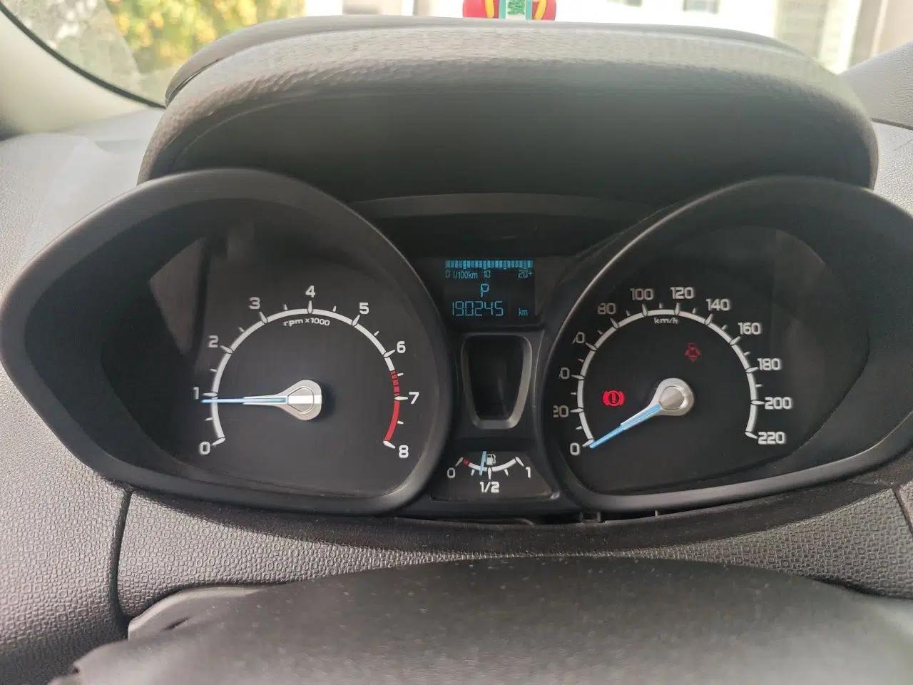Ford EcoSport 2013 1.5L Automatic Fashion Model — миниатюра 11