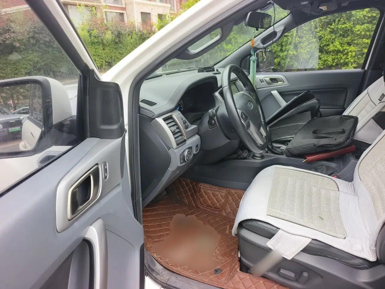 Ford Everest 2017 2.0T Gasoline Automatic 4x4 Luxury Edition 5 Seats — миниатюра 13