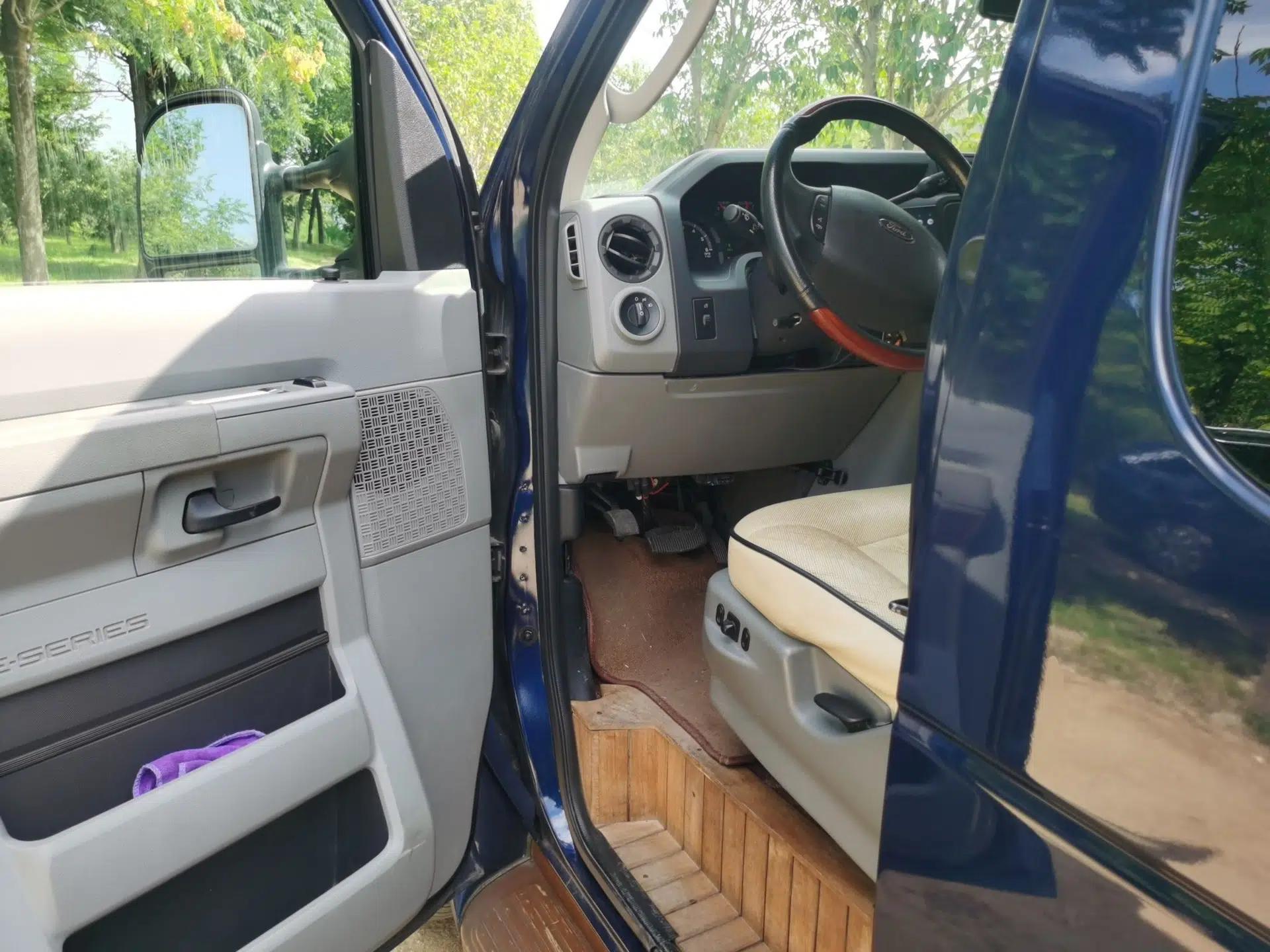 Ford E350 2011 5.4L Standard Yacht Edition — миниатюра 16