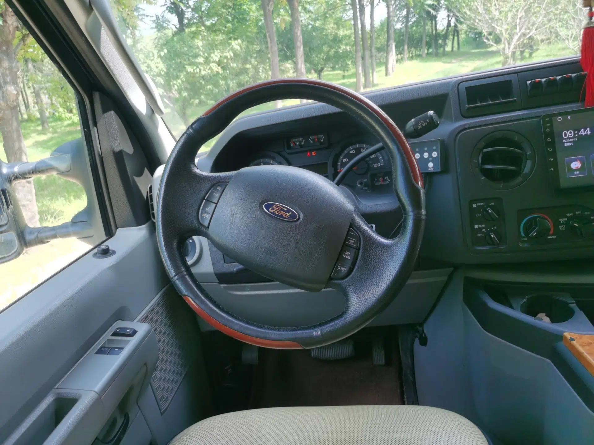 Ford E350 2011 5.4L Standard Yacht Edition — миниатюра 10