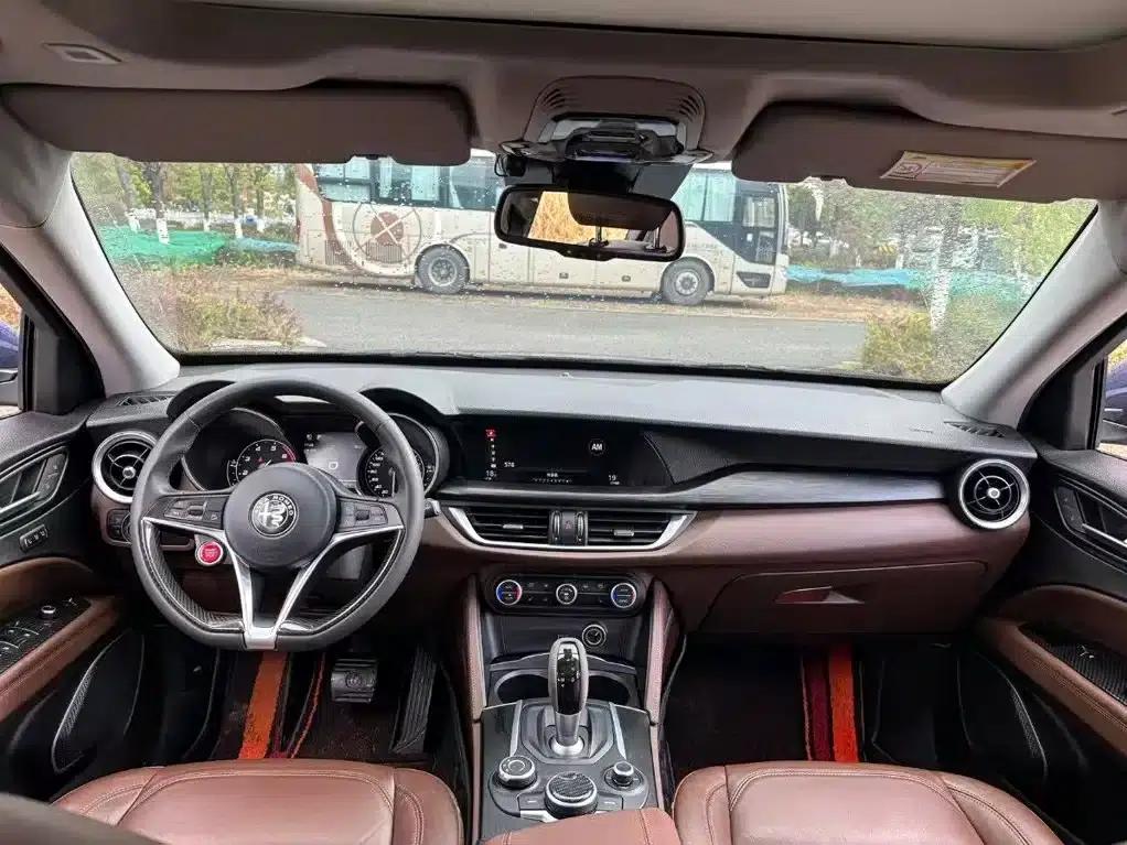 2017 Stelvio 2.0T 200HP Luxury Edition — миниатюра 4