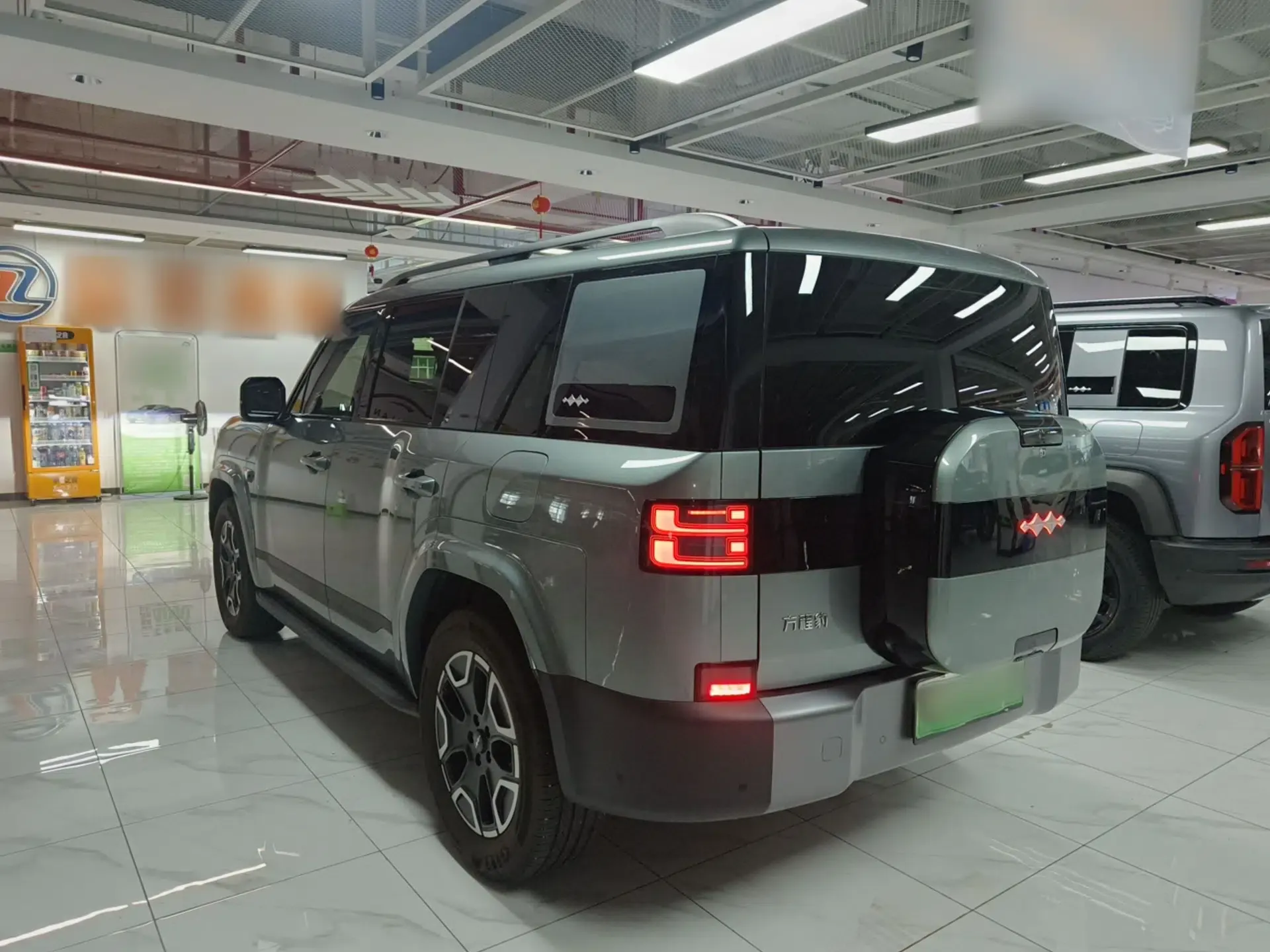 Formula Leopard Titanium 7 2025 Model 200 km Two-Wheel Drive Max Edition — миниатюра 4