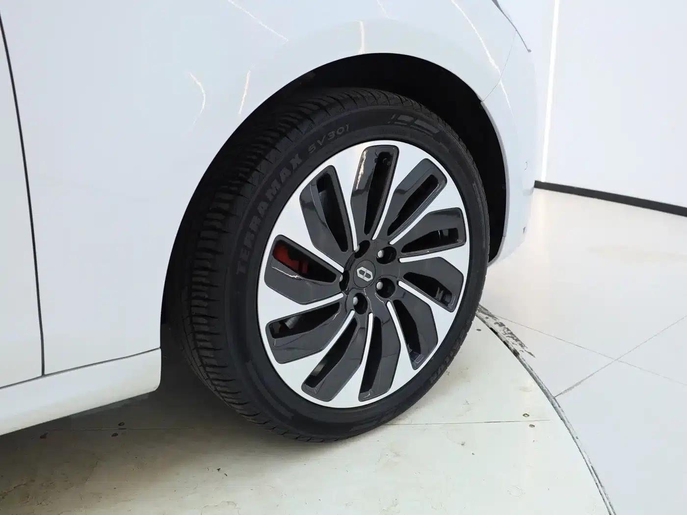 Wenjie M5 2022 Extended Range AWD Performance Edition — миниатюра 12