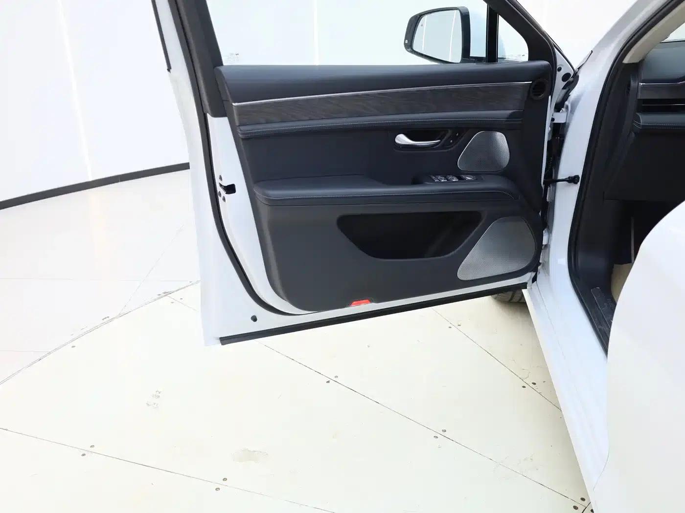 Wenjie M5 2022 Extended Range AWD Performance Edition — миниатюра 9