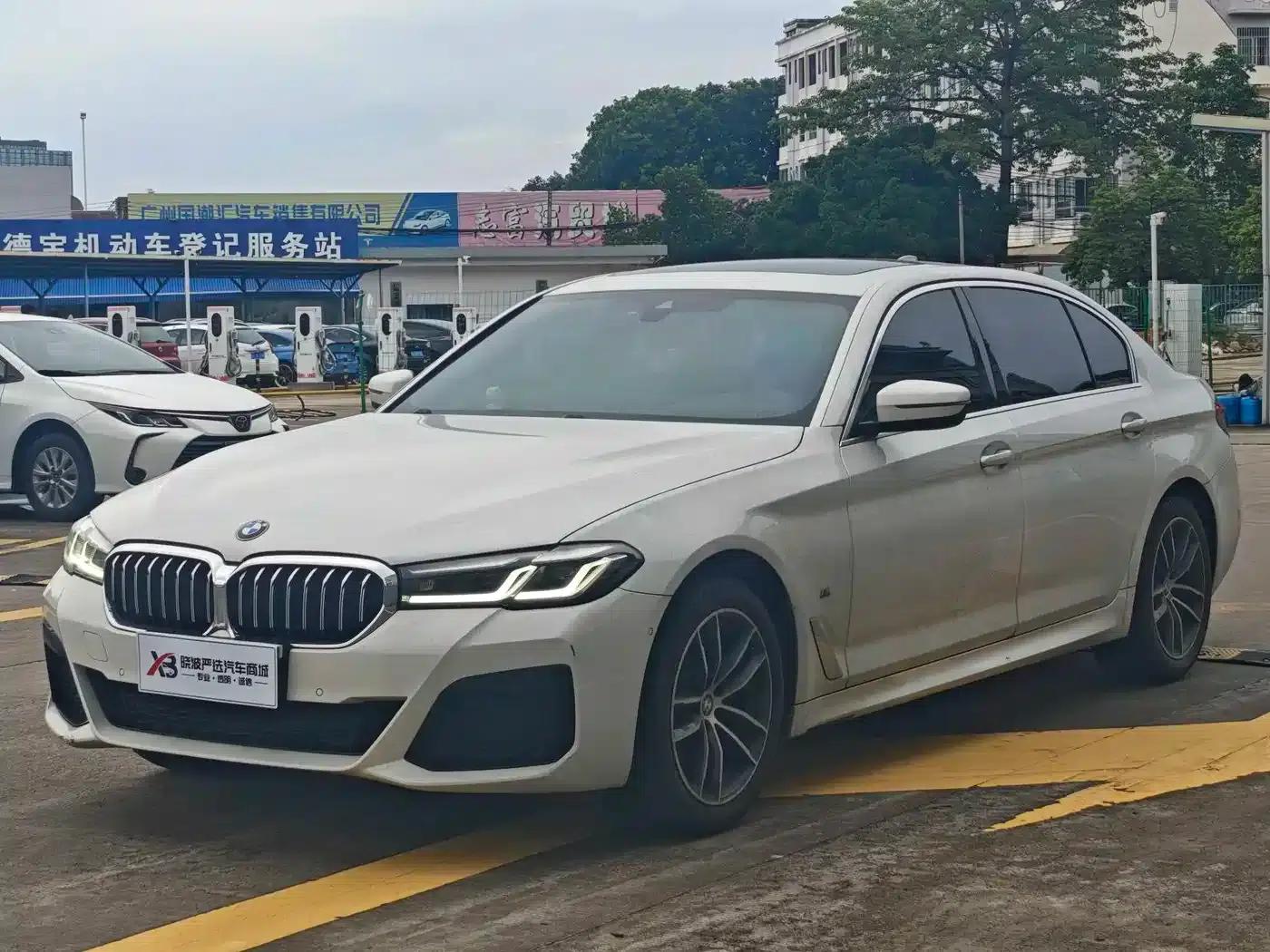 2021 BMW 5 Series 525Li M Sport Package — миниатюра 1