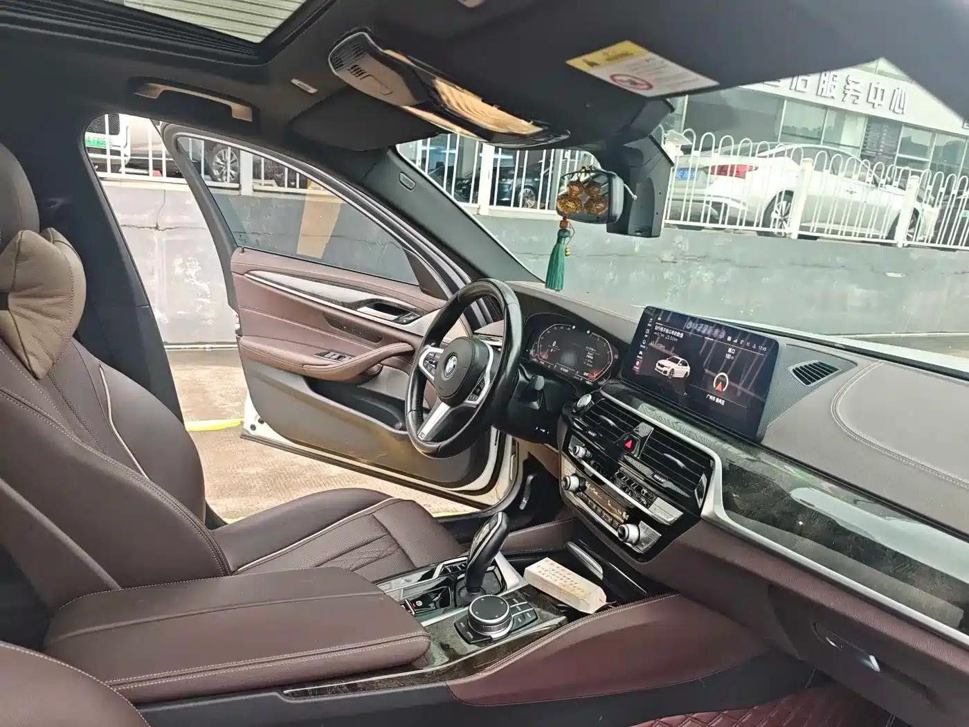2021 BMW 5 Series 525Li M Sport Package — миниатюра 16