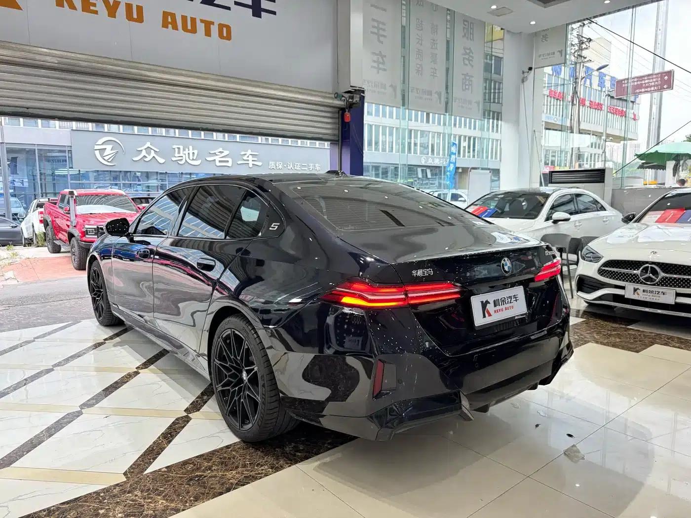 2026 BMW 5 Series 530Li Leading Edition M Sport Package — миниатюра 14