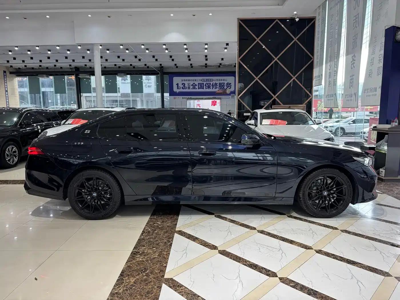 2026 BMW 5 Series 530Li Leading Edition M Sport Package — миниатюра 17