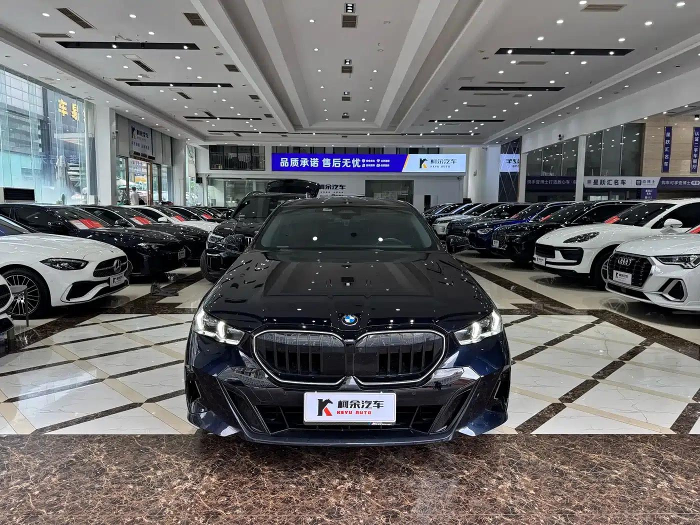 2026 BMW 5 Series 530Li Leading Edition M Sport Package — миниатюра 3