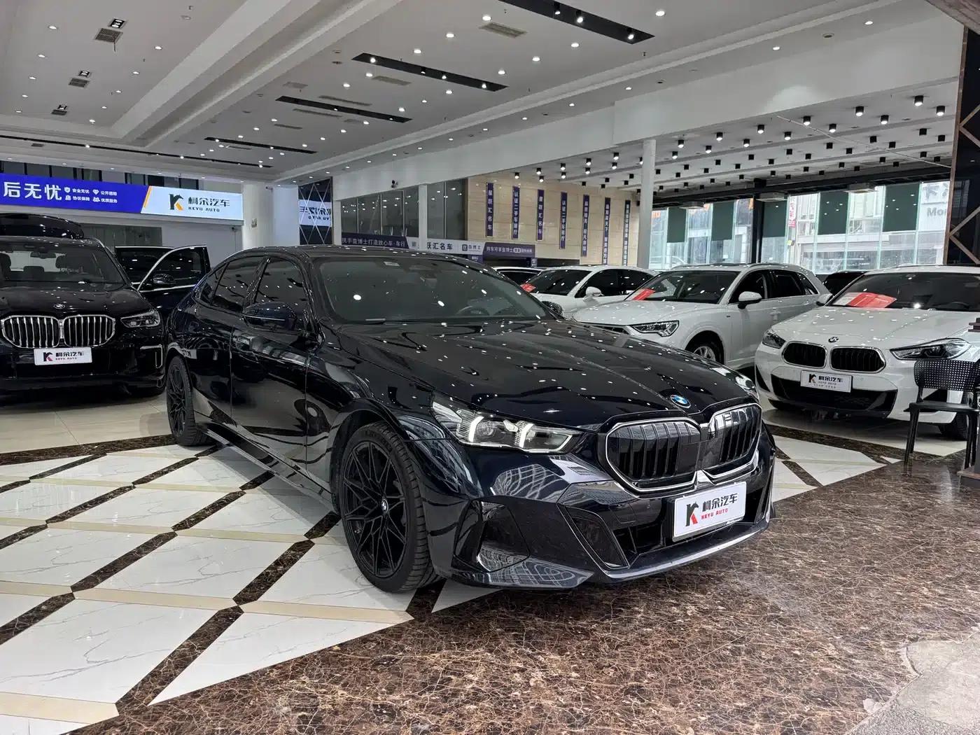 2026 BMW 5 Series 530Li Leading Edition M Sport Package — миниатюра 4