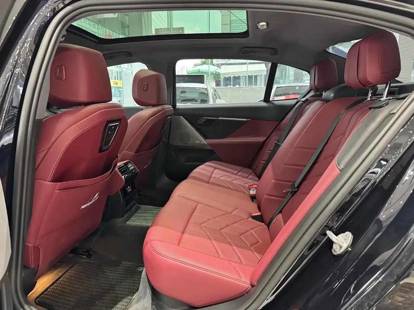 2026 BMW 5 Series 530Li Leading Edition M Sport Package — миниатюра 10
