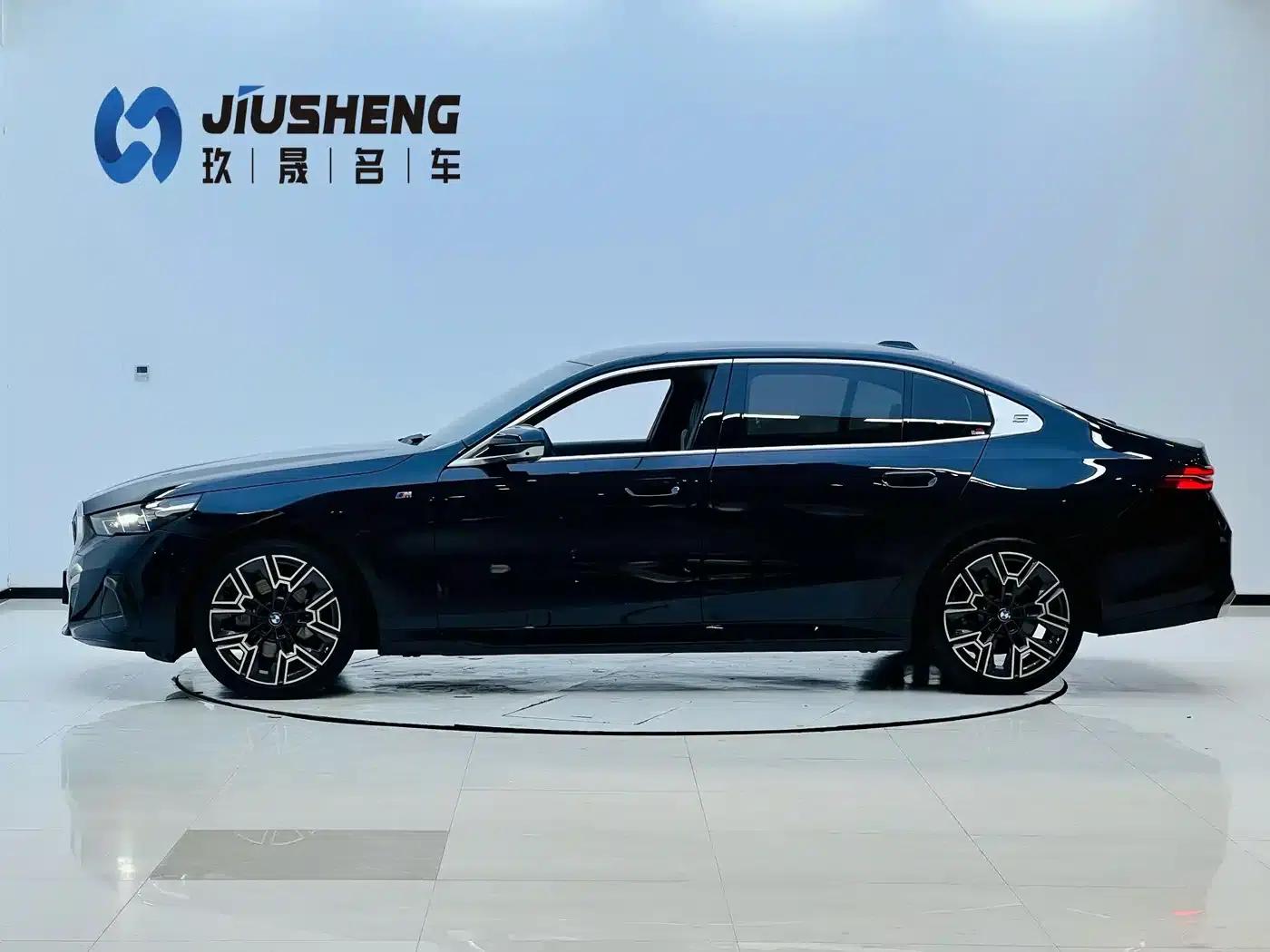 2024 BMW 5 Series 530Li Luxury M Sport Package — миниатюра 2