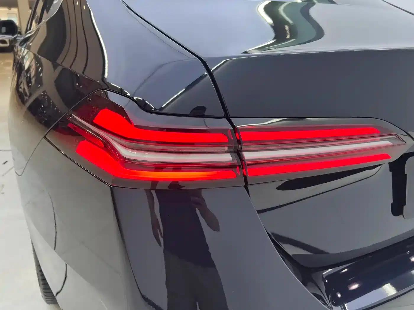 2024 BMW 5 Series 530Li Luxury M Sport Package — миниатюра 11