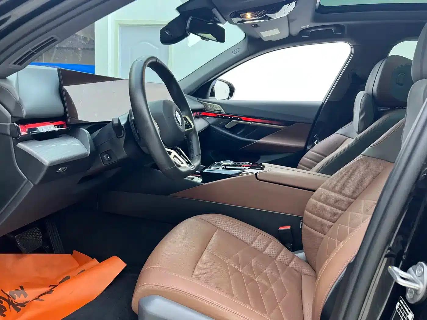 2024 BMW 5 Series 530Li Luxury M Sport Package — миниатюра 4