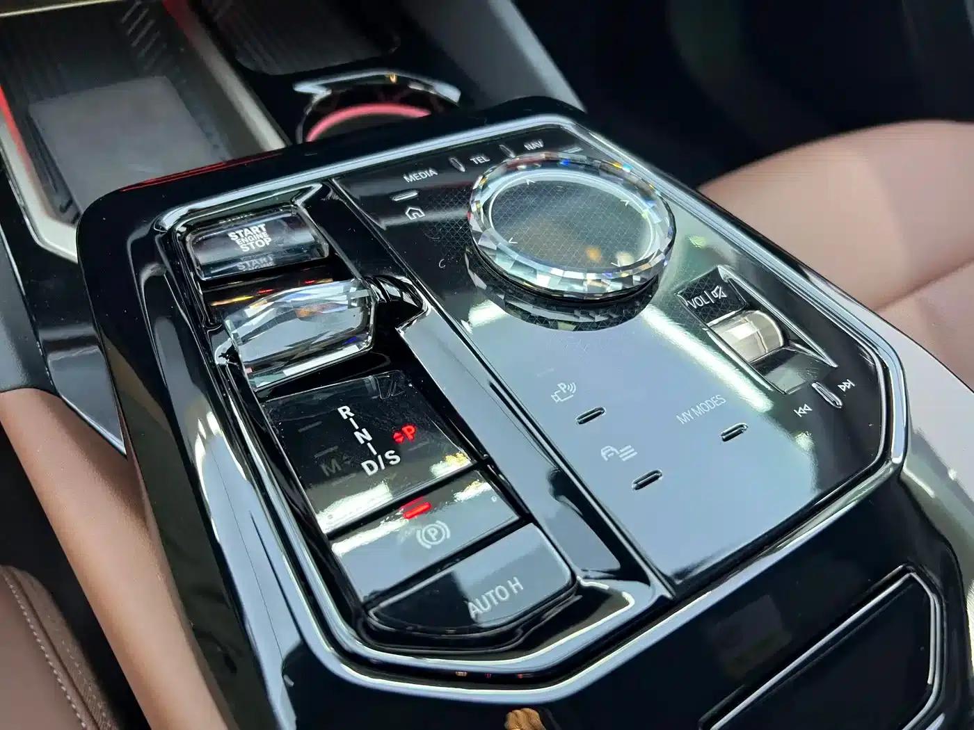2024 BMW 5 Series 530Li Luxury M Sport Package — миниатюра 6