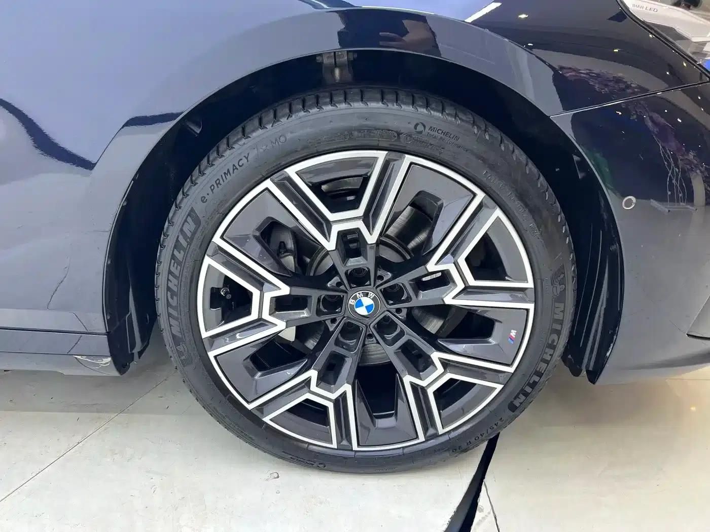 2024 BMW 5 Series 530Li Luxury M Sport Package — миниатюра 10