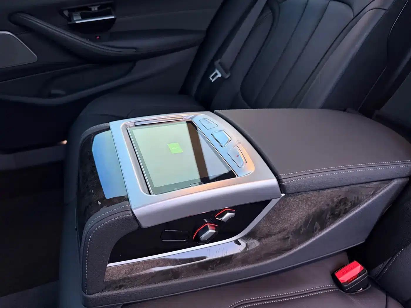 2018 BMW 5 Series 530Li Luxury M Sport Package — миниатюра 23