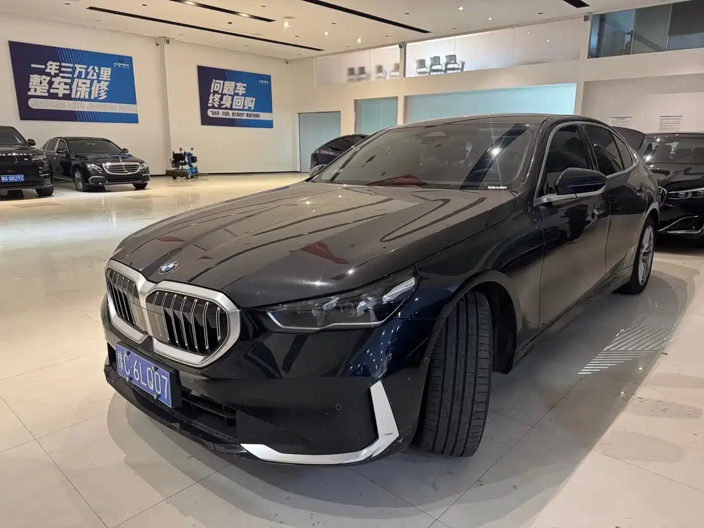 2024 BMW 5 Series 525Li Luxury Package — миниатюра 1