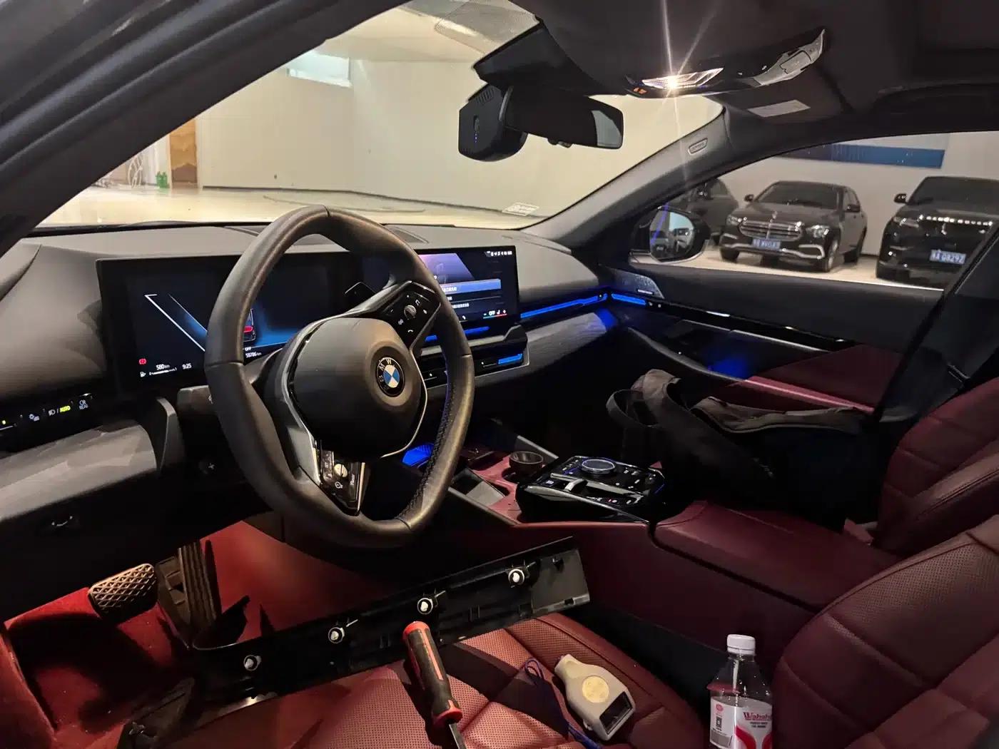 2024 BMW 5 Series 525Li Luxury Package — миниатюра 2