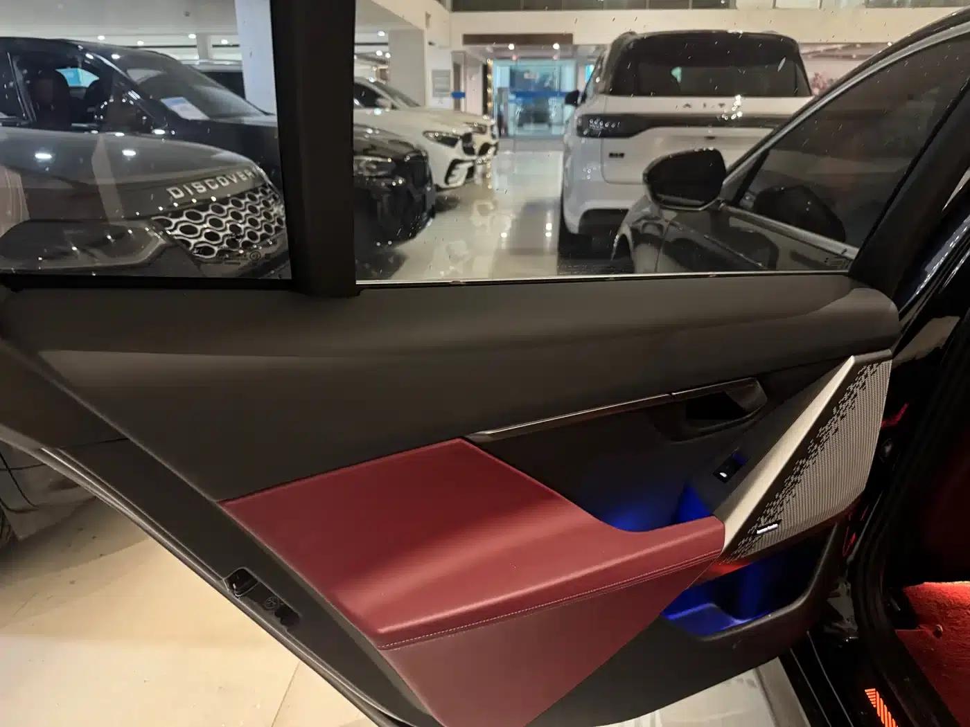 2024 BMW 5 Series 525Li Luxury Package — миниатюра 8
