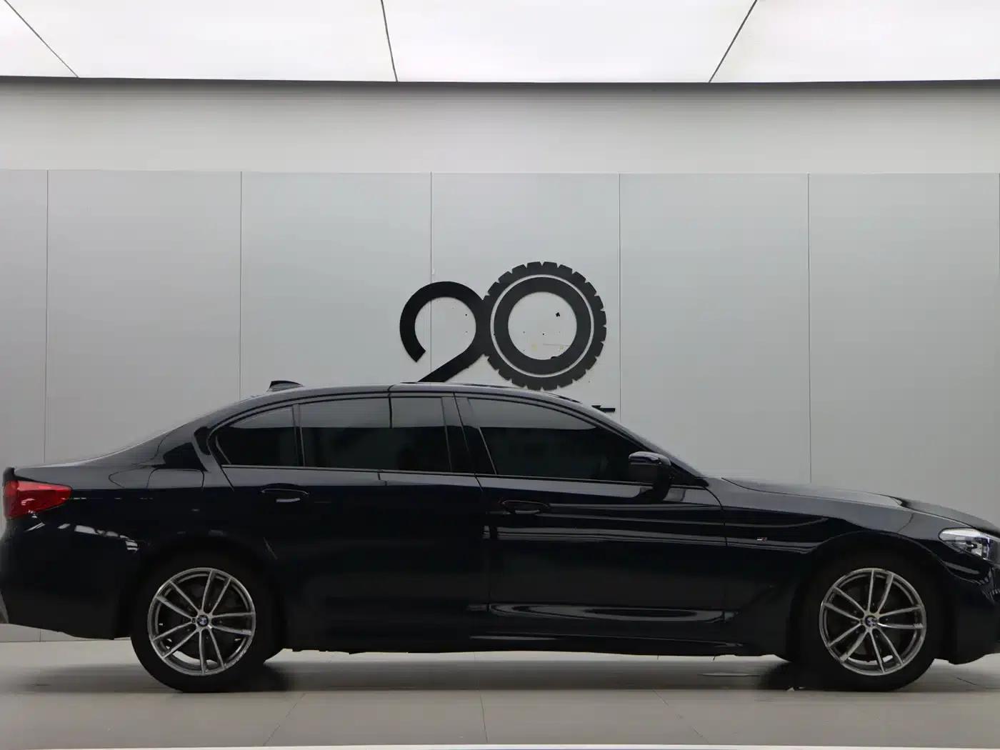 2019 BMW 5 Series 525Li M Sport Package — миниатюра 8