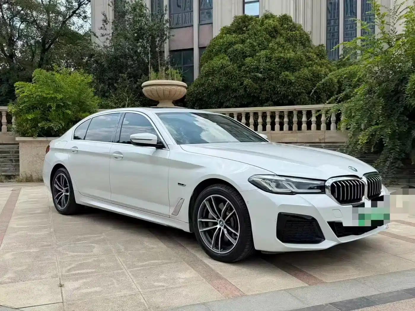 2022 BMW 5 Series 525Li Luxury Package — миниатюра 1