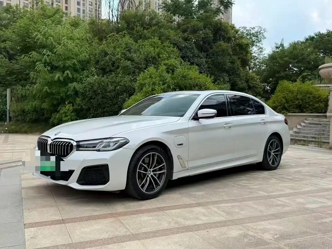 2022 BMW 5 Series 525Li Luxury Package — миниатюра 3