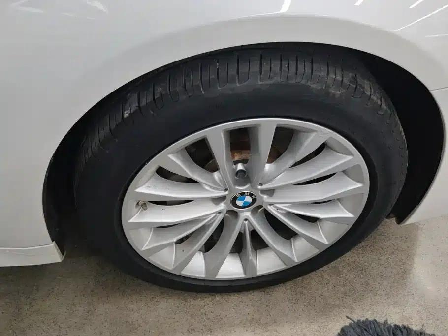2020 BMW 5 Series 530Li Leading Edition M Sport Package — миниатюра 6