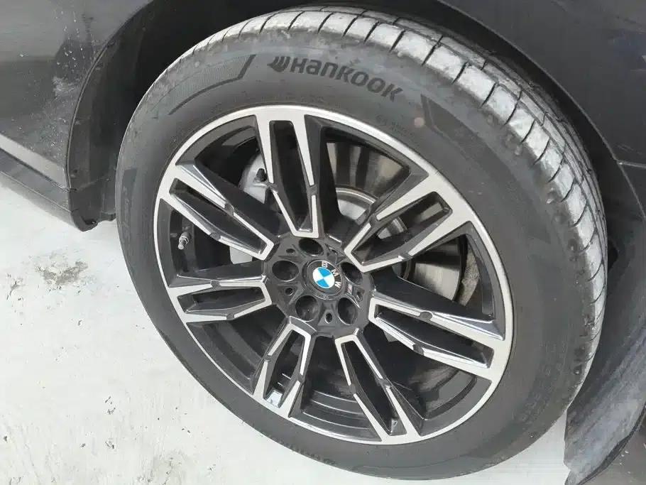 2025 BMW 5 Series 530Li Leading Edition M Sport Package — миниатюра 6
