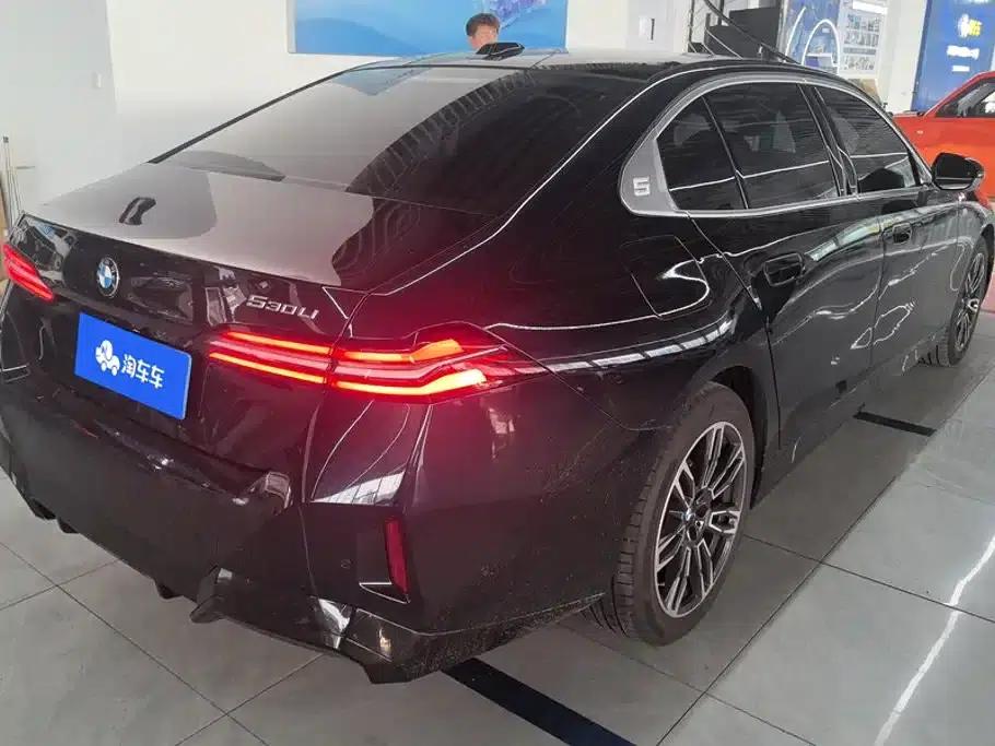 2025 BMW 5 Series 530Li Leading Edition M Sport Package — миниатюра 3