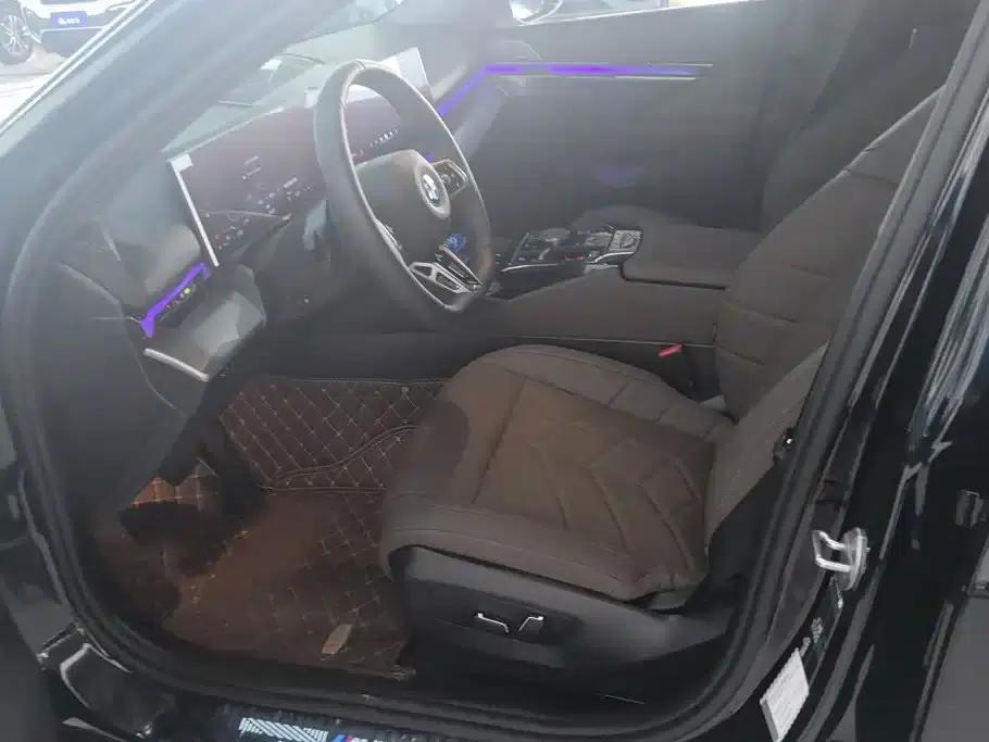 2025 BMW 5 Series 530Li Leading Edition M Sport Package — миниатюра 9