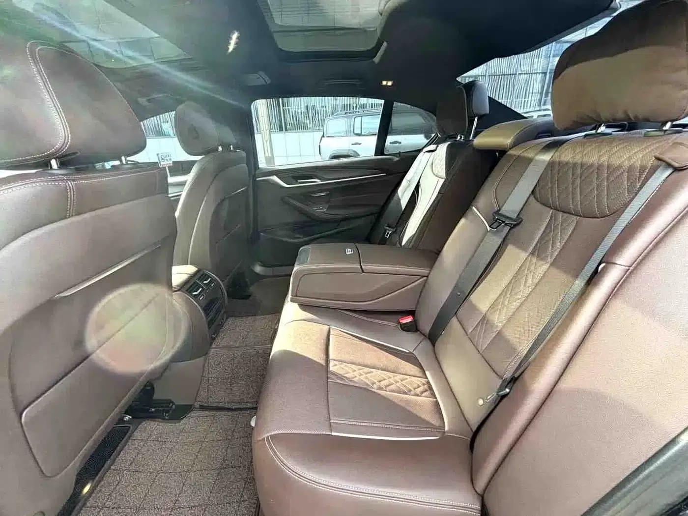 2022 BMW 5 Series 530Li Leading Edition M Sport Package — миниатюра 7
