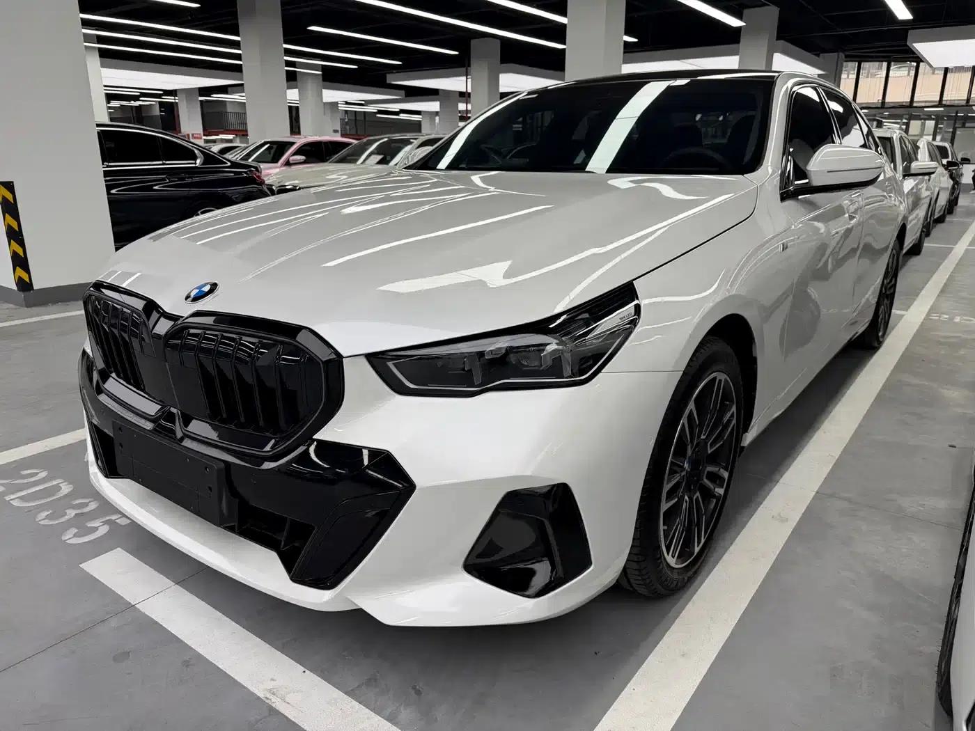 2025 BMW 5 Series 525Li M Sport Package — миниатюра 1