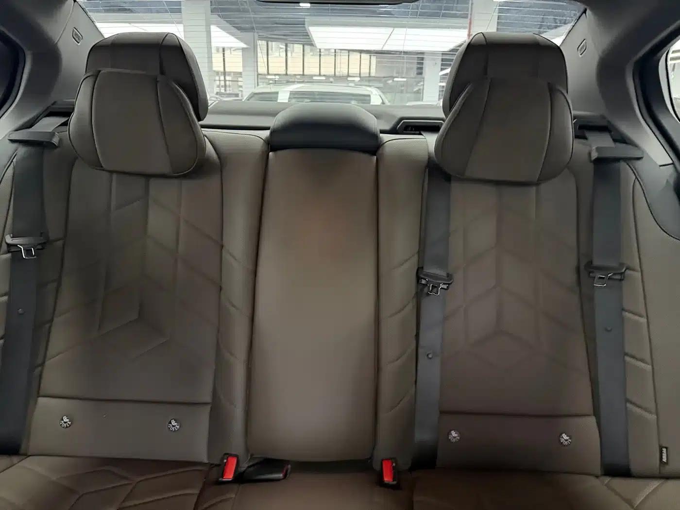 2025 BMW 5 Series 525Li M Sport Package — миниатюра 11