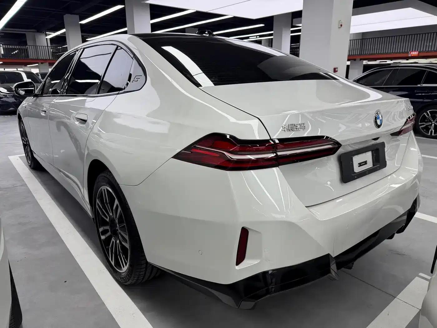 2025 BMW 5 Series 525Li M Sport Package — миниатюра 14