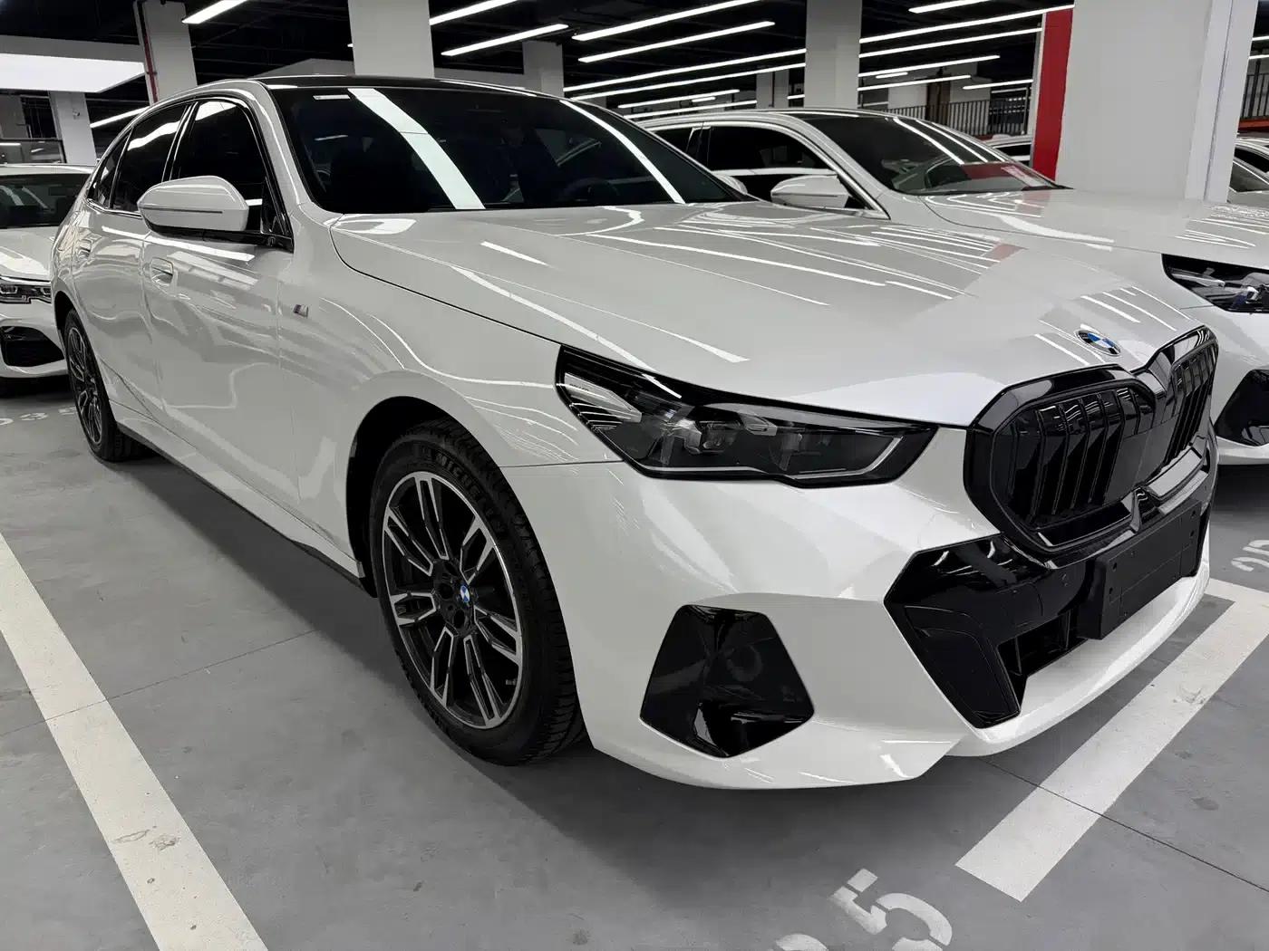 2025 BMW 5 Series 525Li M Sport Package — миниатюра 3