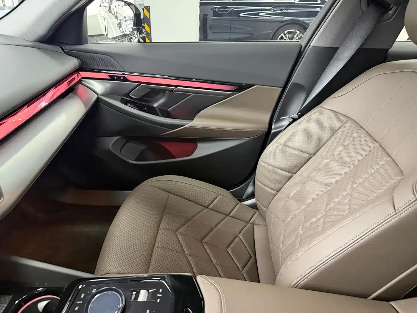 2025 BMW 5 Series 525Li M Sport Package — миниатюра 9