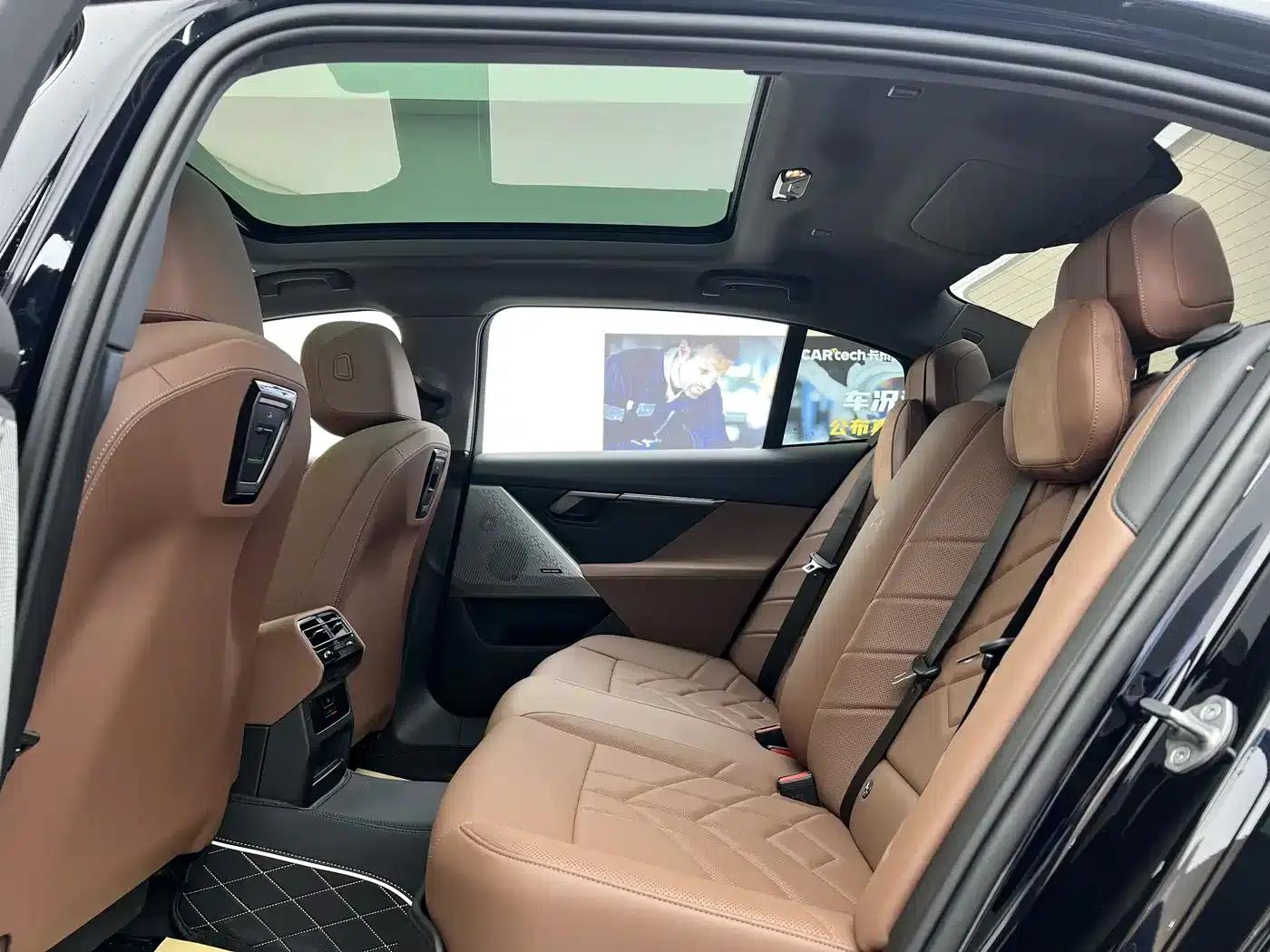2024 BMW 5 Series 530Li Leading Edition M Sport Package — миниатюра 7