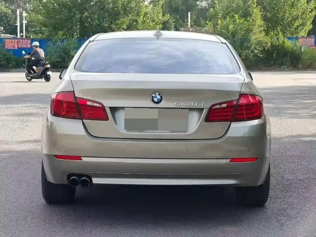 2011 BMW 5 Series 528Li Luxury — миниатюра 5