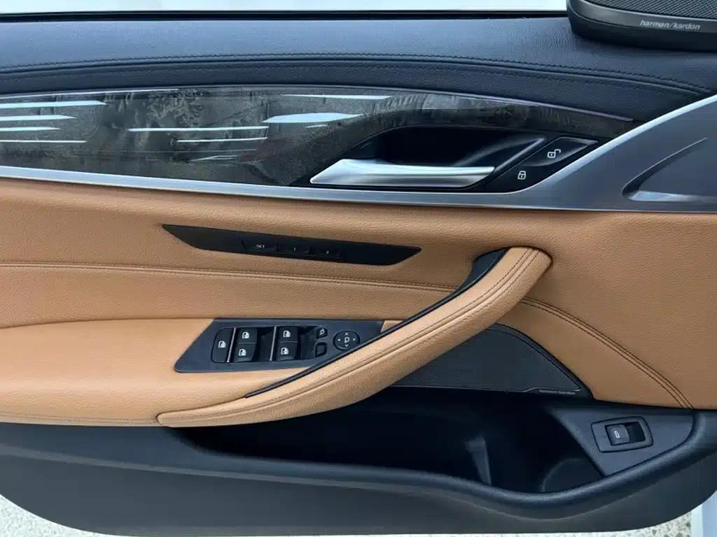 2018 BMW 5 Series 530Li Luxury M Sport Package — миниатюра 17