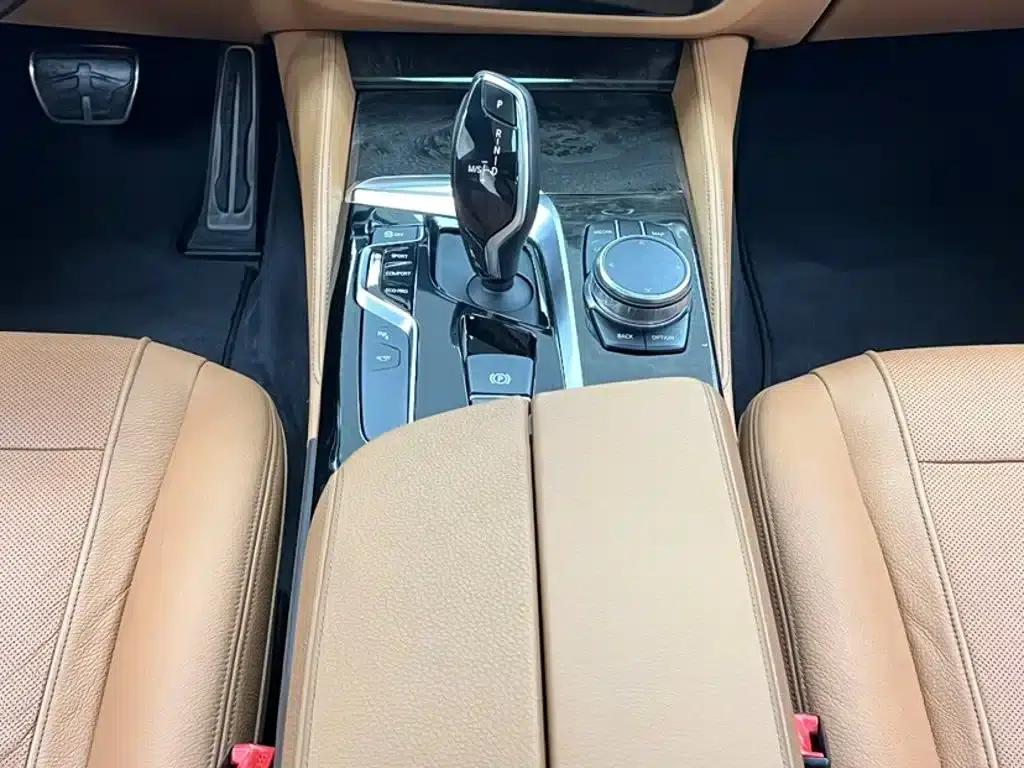 2018 BMW 5 Series 530Li Luxury M Sport Package — миниатюра 18