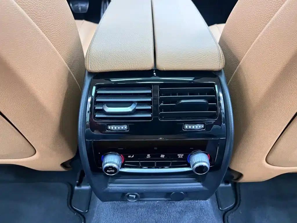 2018 BMW 5 Series 530Li Luxury M Sport Package — миниатюра 9