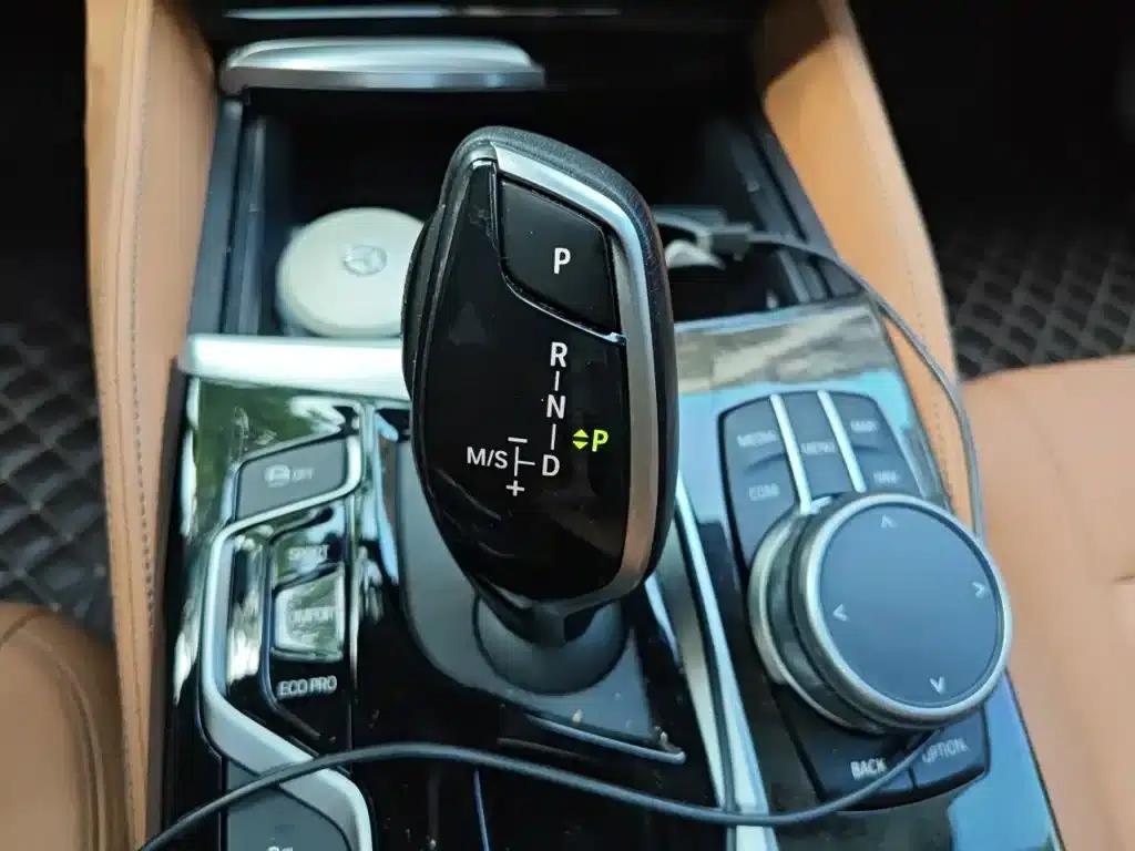 2019 BMW 5 Series 530Li Leading Edition M Sport Package — миниатюра 7