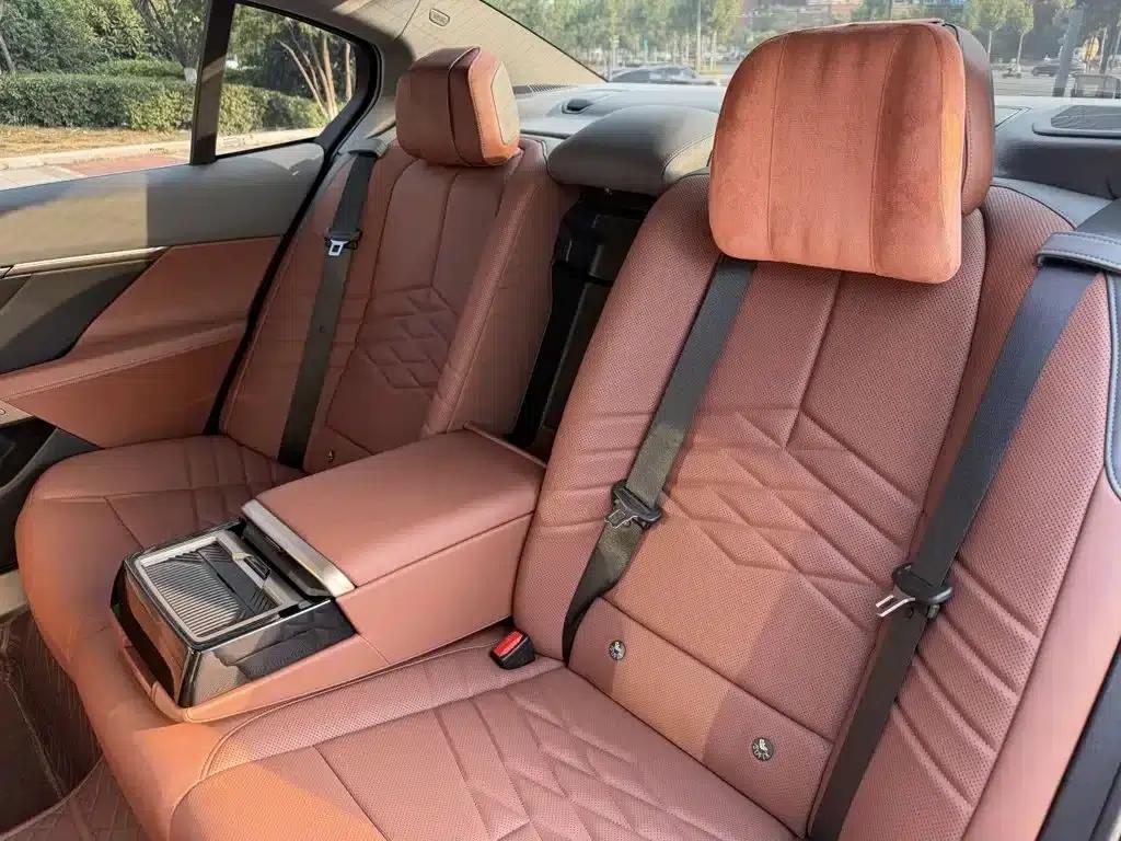 2024 BMW 5 Series 530Li Luxury M Sport Package — миниатюра 11